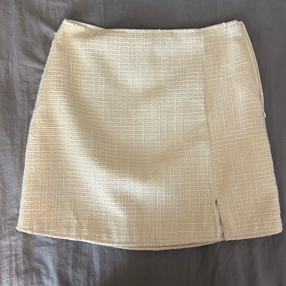 Nude and white mini skirt with slit